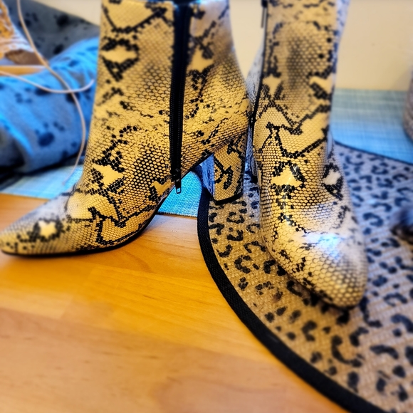 Faux snake skin BOOTS, SIZE 8.5, Color grey/black/creme. - Picture 2 of 5